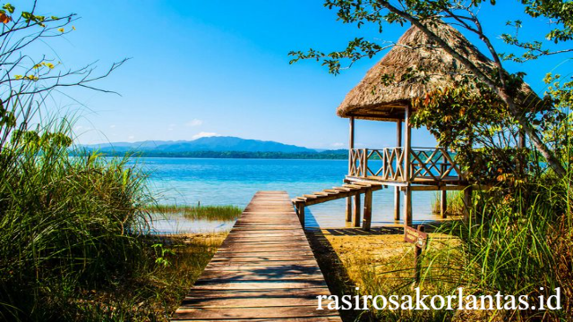 Keindahan Laguna Lachua yang Memikat Dunia